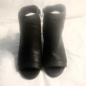 A.n.a 'Peep Toe' Zipper Open Heel Size 7 Shoe